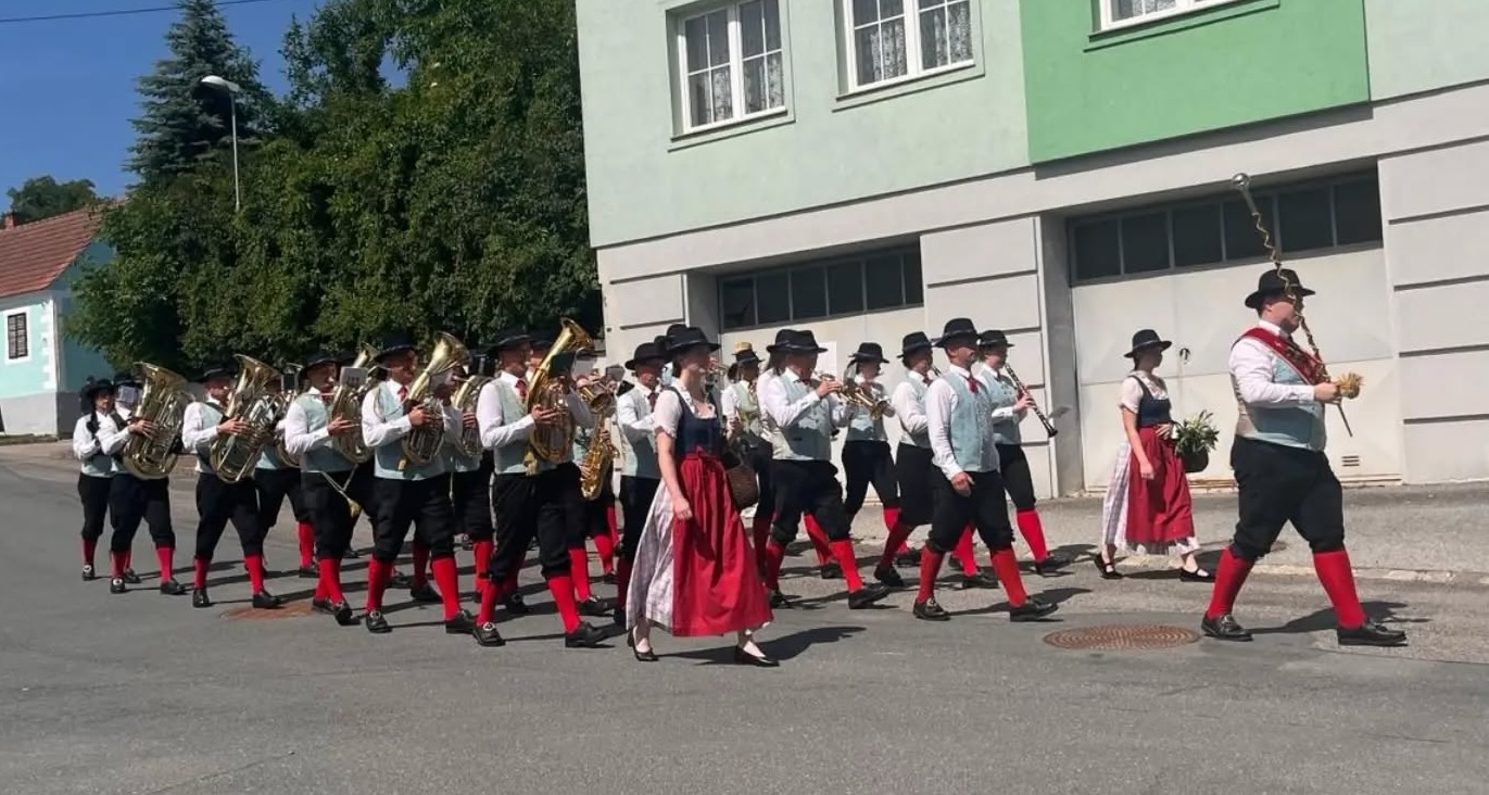 Musikkapelle beim Marschieren, 2026 Theras